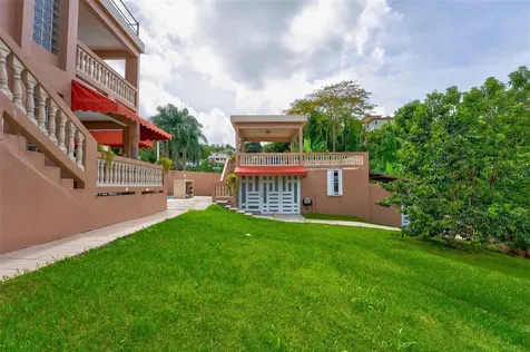 17 Calle Laderas Cayey PR 00736