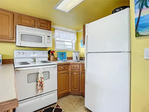 92 Eagle Point S Osteen FL 32764