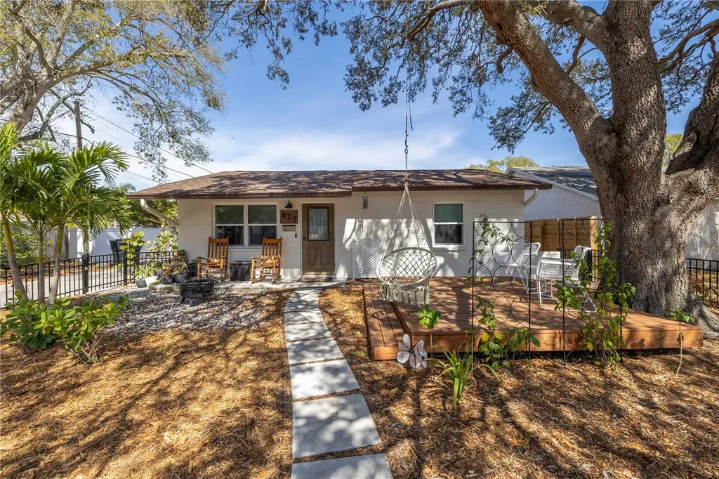 877 49th Avenue N St Petersburg FL 33703