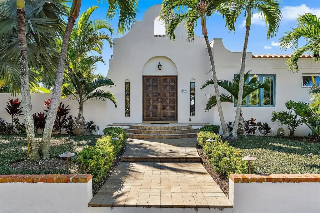 220 14th Avenue N St Petersburg FL 33701