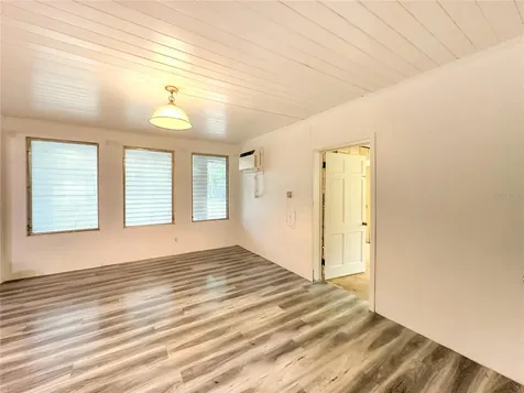 1155 Cr 482n Lake Panasoffkee FL 33538
