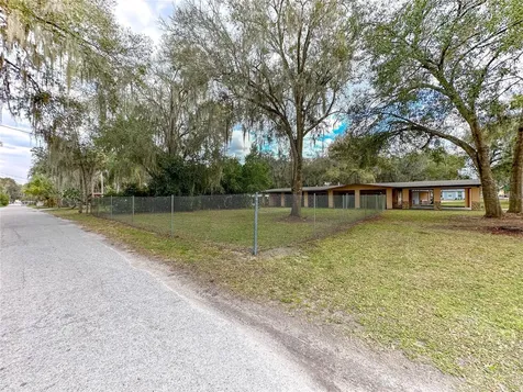 1155 Cr 482n Lake Panasoffkee FL 33538