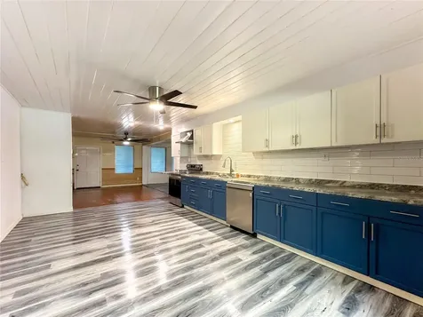 1155 Cr 482n Lake Panasoffkee FL 33538