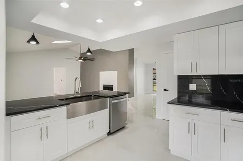 1051 Sylvia Lane Tampa FL 33613
