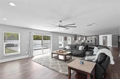 10427 Oakbrook Drive Tampa FL 33618