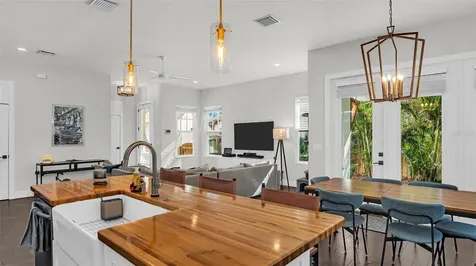 216 15th Avenue SE St Petersburg FL 33701