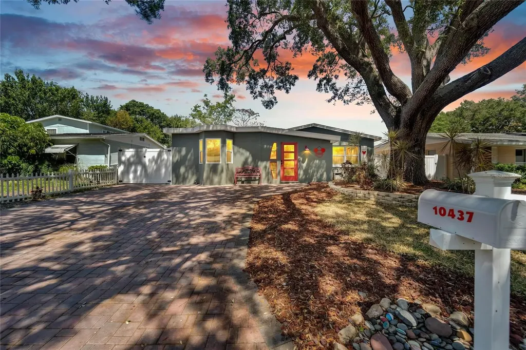 10437 Cirimoya Lane Seminole FL 33772