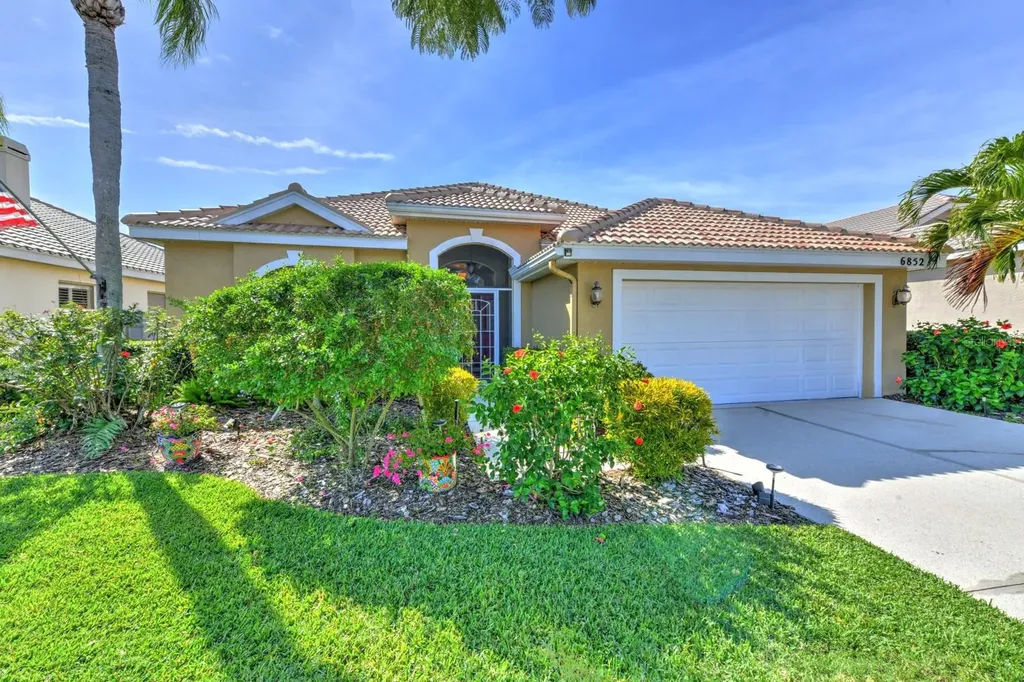 6852 Superior Street Circle Sarasota FL 34243