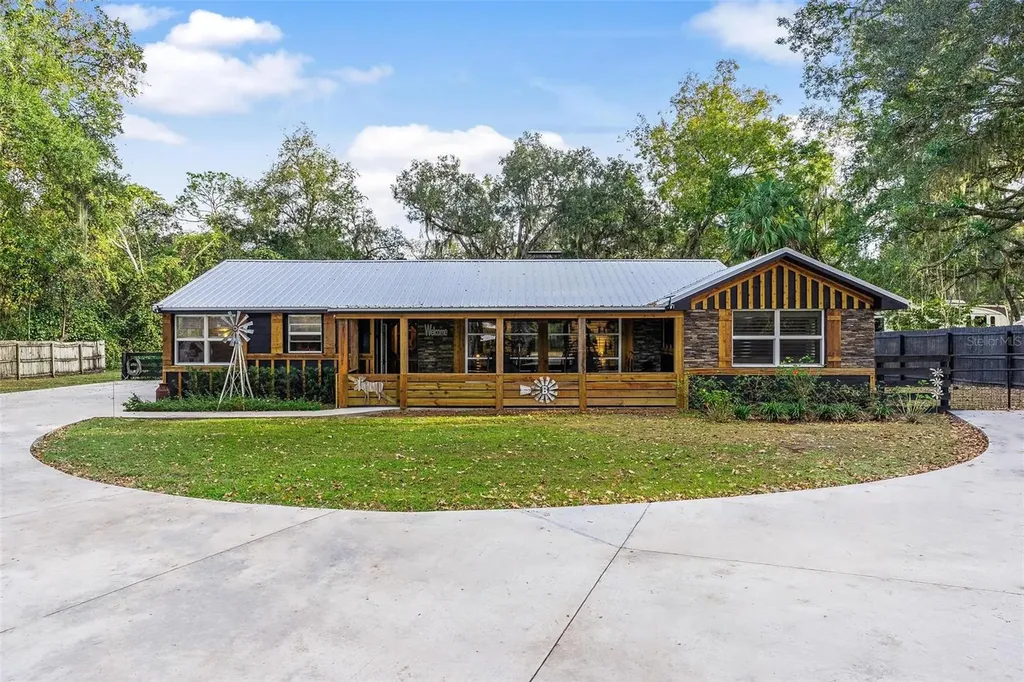 18842 SE Highway 42 Weirsdale FL 32195
