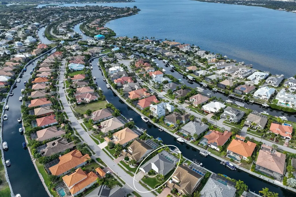 560 Mast Drive Bradenton FL 34208