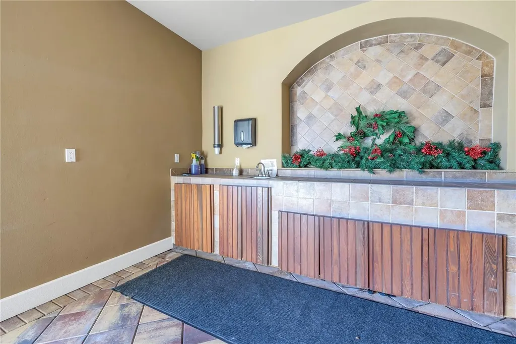 1064 N Tamiami Trail Sarasota FL 34236