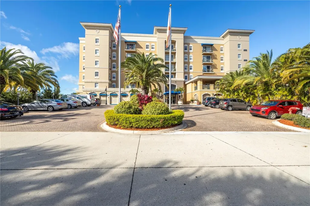 1064 N Tamiami Trail Sarasota FL 34236