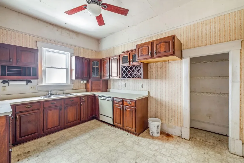553 Division Street Tarpon Springs FL 34689