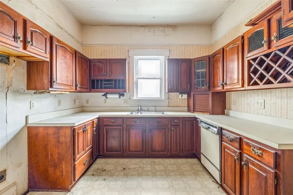 553 Division Street Tarpon Springs FL 34689