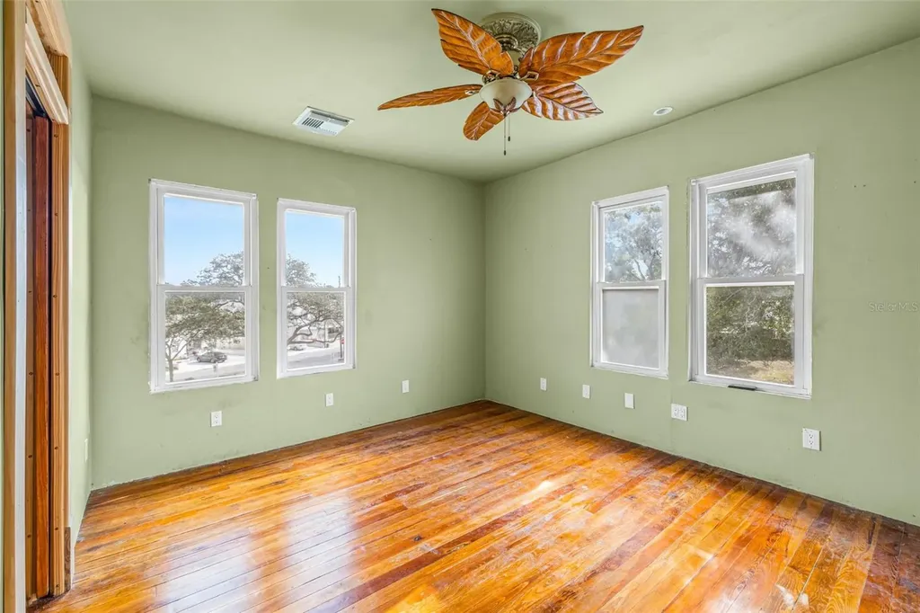 553 Division Street Tarpon Springs FL 34689