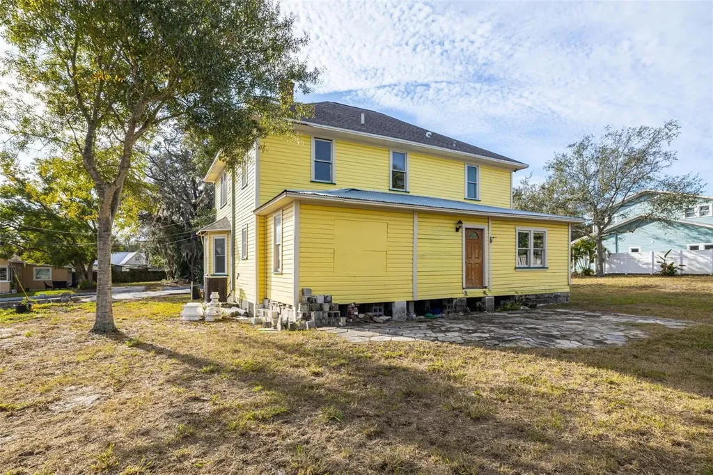 553 Division Street Tarpon Springs FL 34689