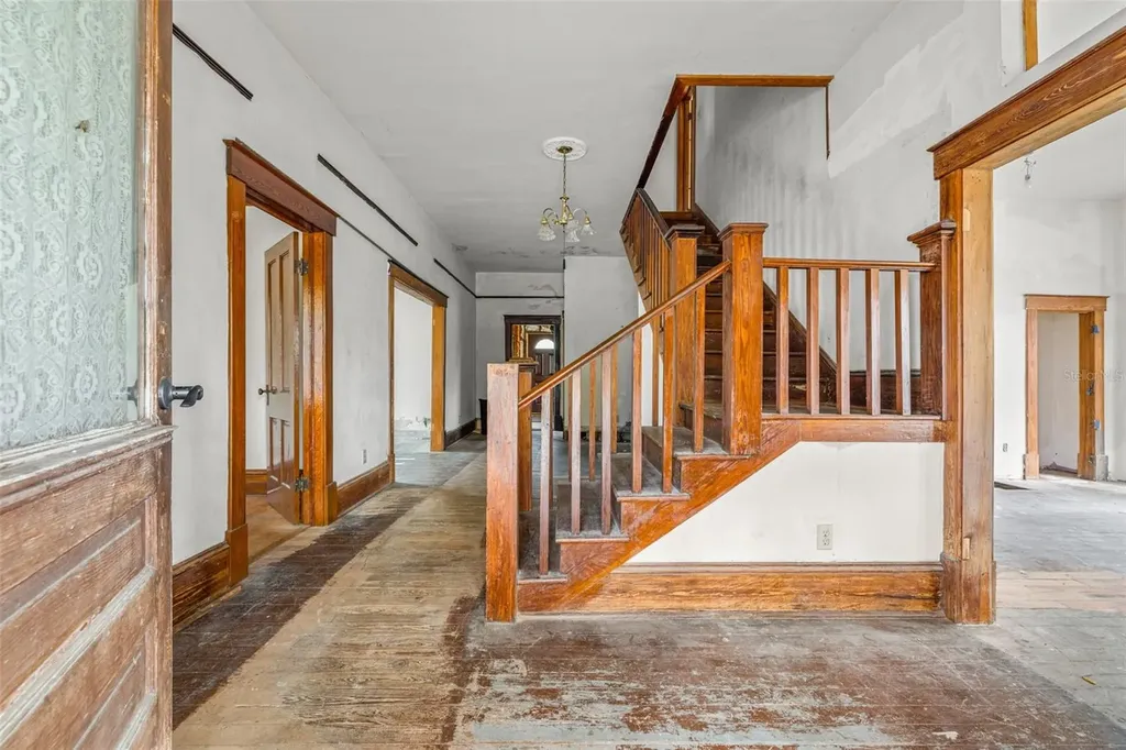 553 Division Street Tarpon Springs FL 34689
