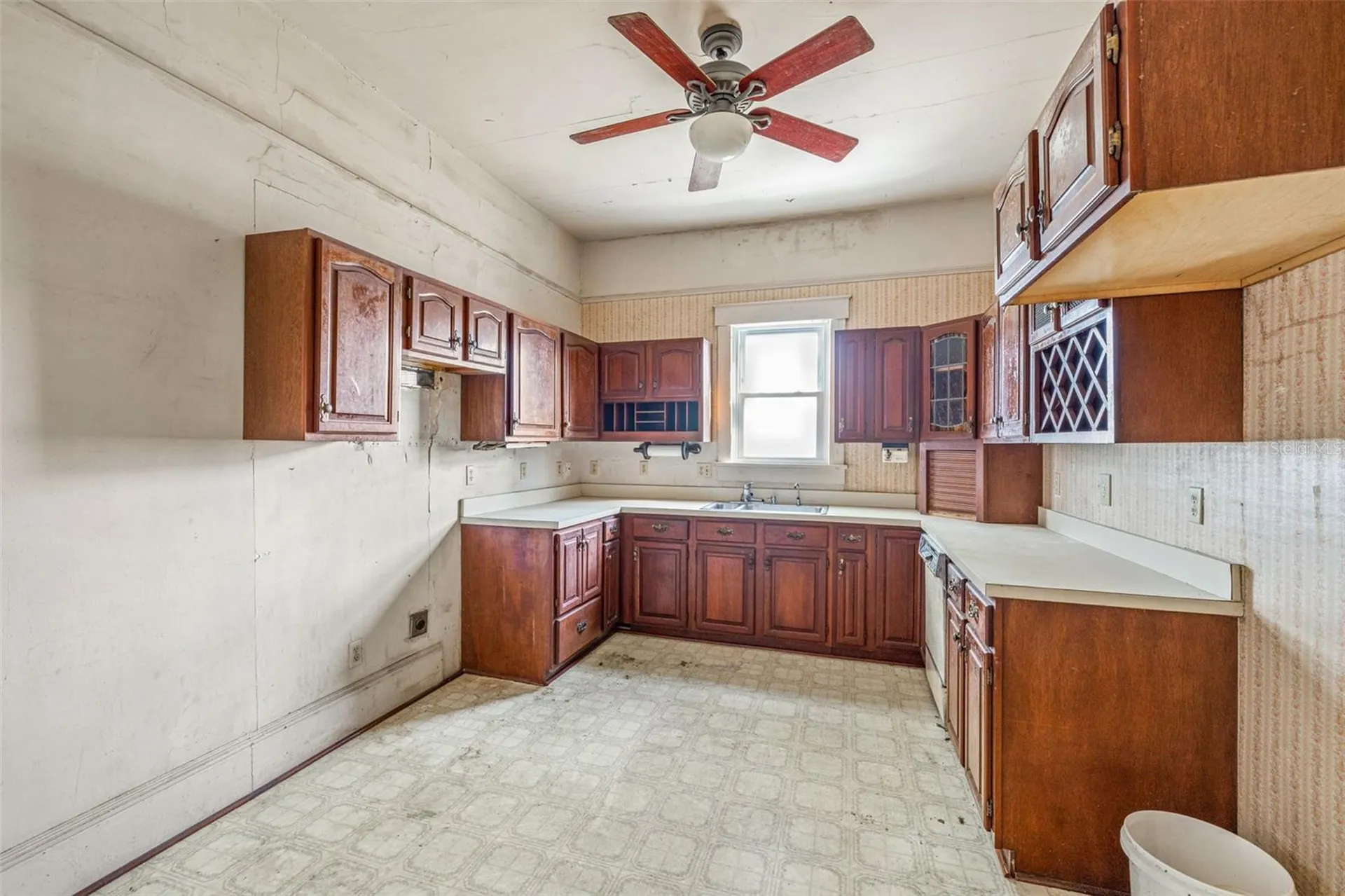553 Division Street Tarpon Springs FL 34689