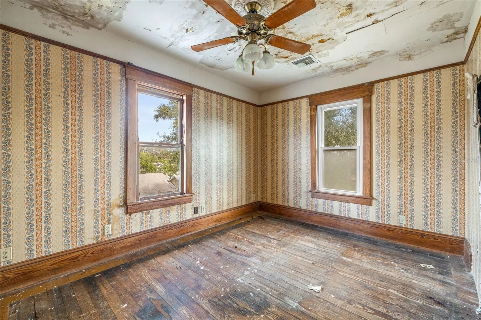 553 Division Street Tarpon Springs FL 34689