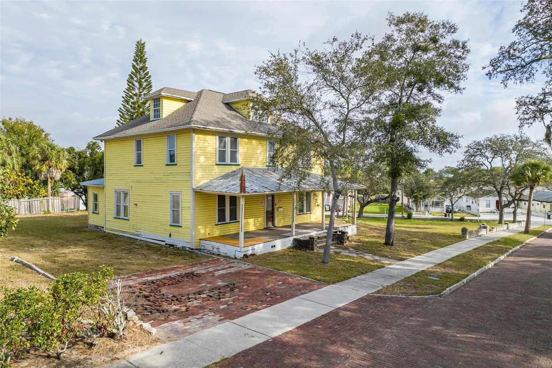 553 Division Street Tarpon Springs FL 34689