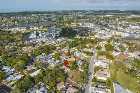 553 Division Street Tarpon Springs FL 34689