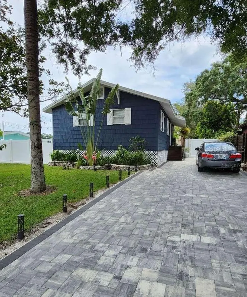 2112 W Paris Street Tampa FL 33604
