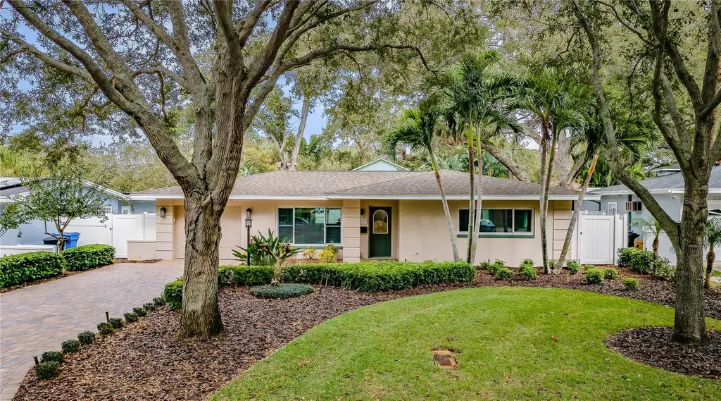 8237 Yardley Avenue N St Petersburg FL 33710
