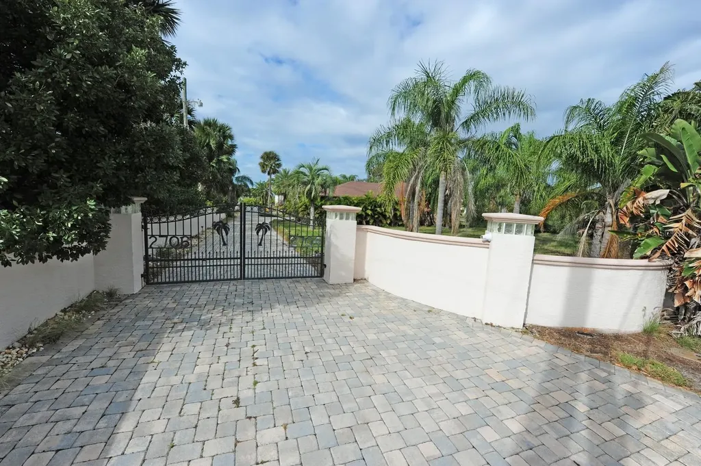 2704 S Peninsula Drive Daytona Beach FL 32118