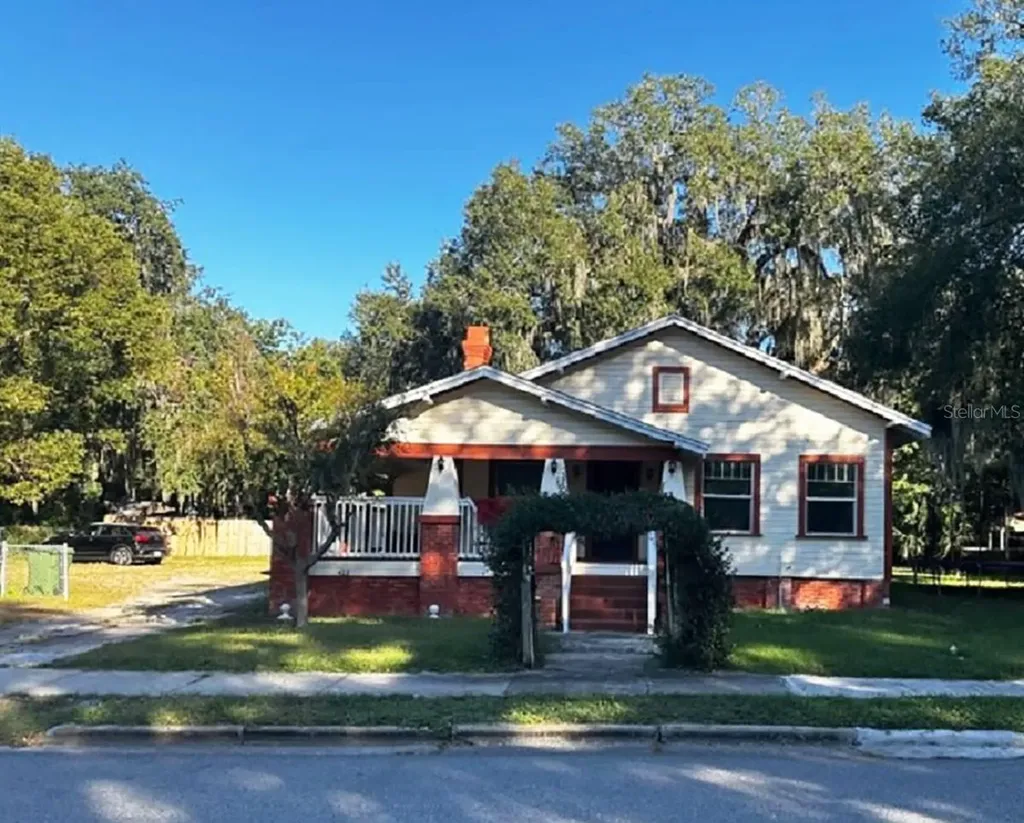 422 S 9th Street Leesburg FL 34748