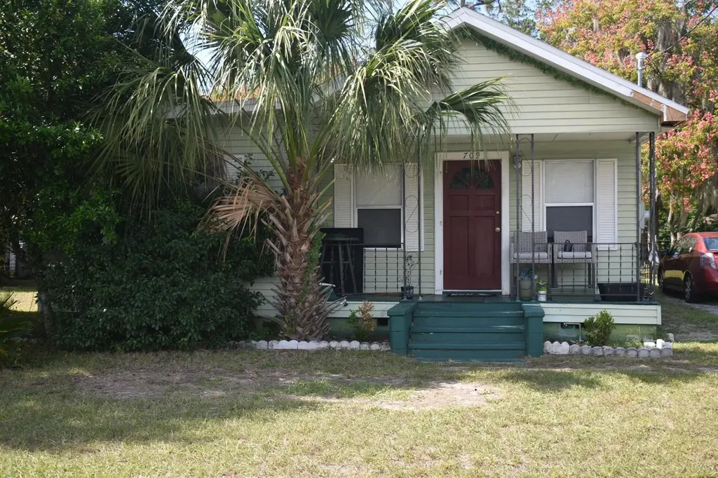 709 N Warfield Avenue Wildwood FL 34785