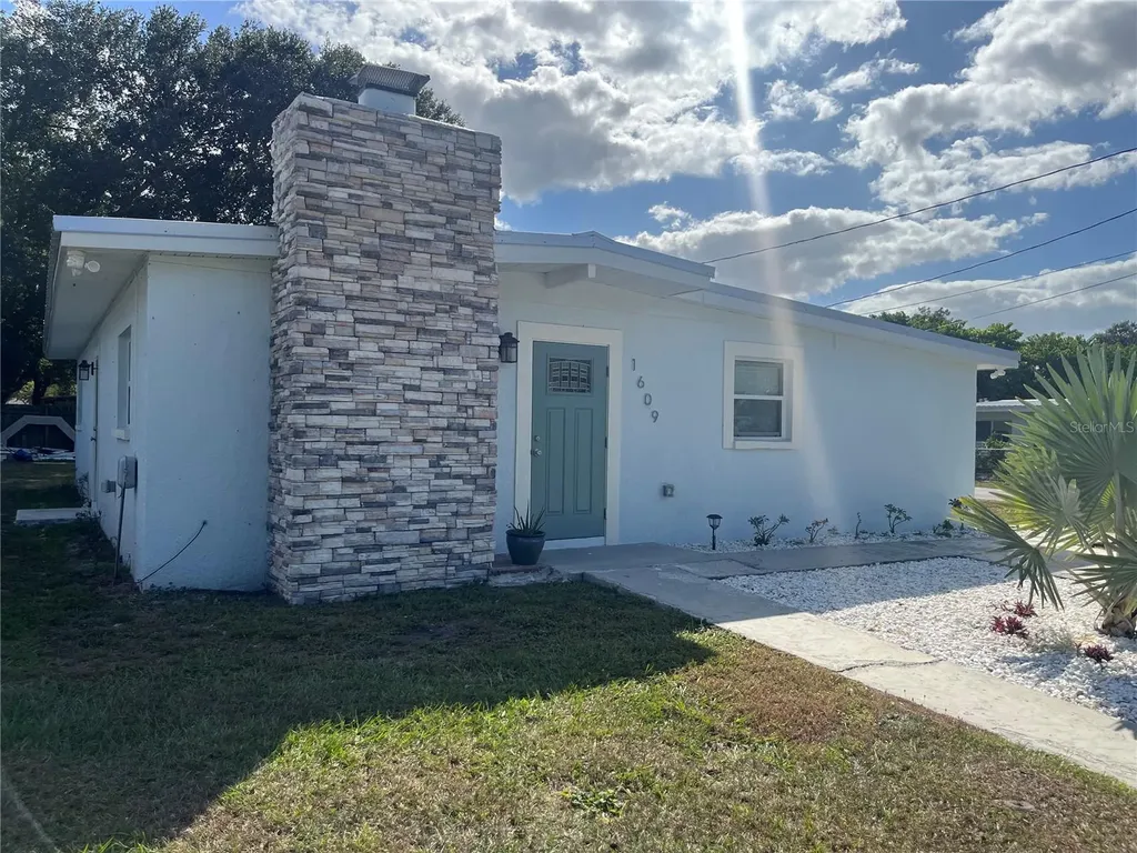1609 W Washington Street Plant City FL 33563