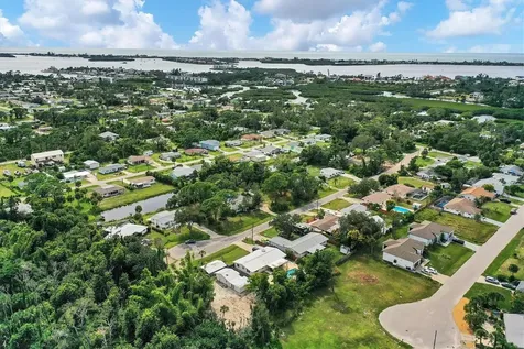 1670 Lakeview Place Englewood FL 34223