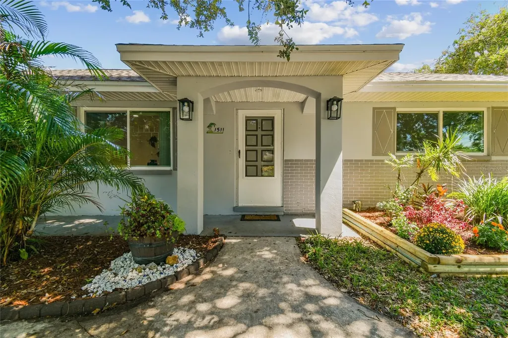 1511 Country Lane W Clearwater FL 33759