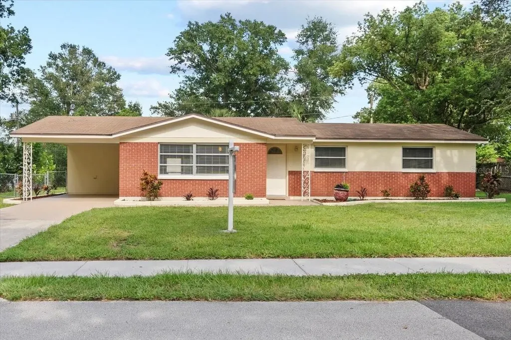 2423 S Holly Avenue Sanford FL 32771