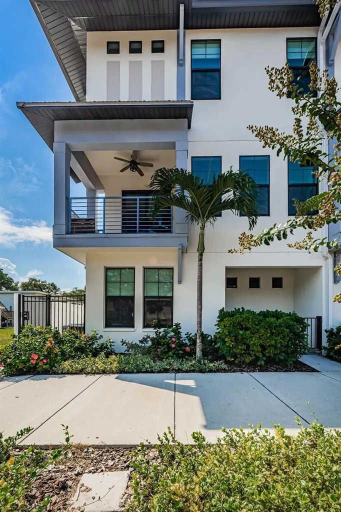 306 8th Street S St Petersburg FL 33701