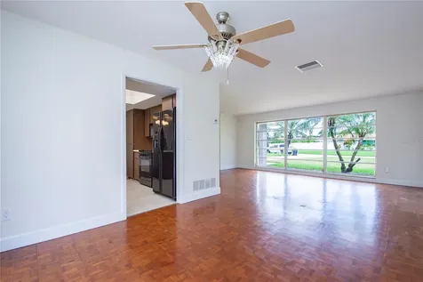 2010 Tanglewood Way NE St Petersburg FL 33702