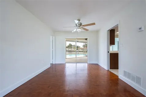 2010 Tanglewood Way NE St Petersburg FL 33702
