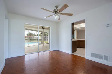 2010 Tanglewood Way NE St Petersburg FL 33702