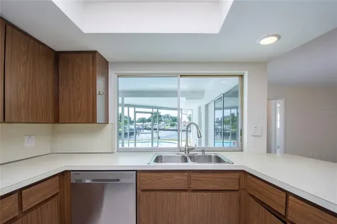 2010 Tanglewood Way NE St Petersburg FL 33702