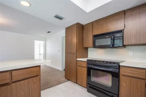 2010 Tanglewood Way NE St Petersburg FL 33702