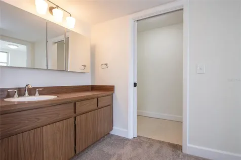2010 Tanglewood Way NE St Petersburg FL 33702