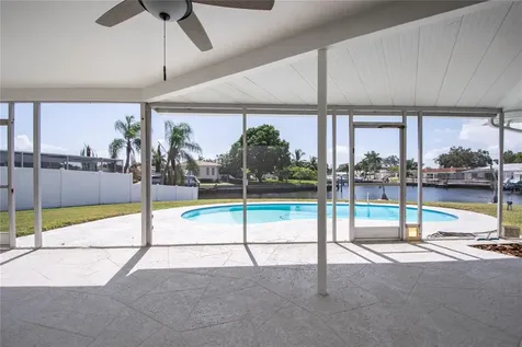 2010 Tanglewood Way NE St Petersburg FL 33702