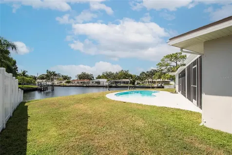 2010 Tanglewood Way NE St Petersburg FL 33702