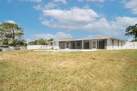 2010 Tanglewood Way NE St Petersburg FL 33702