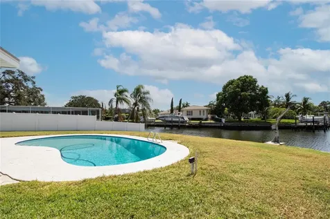 2010 Tanglewood Way NE St Petersburg FL 33702