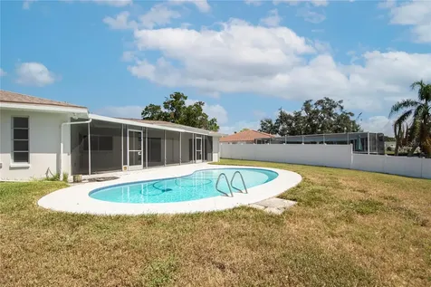 2010 Tanglewood Way NE St Petersburg FL 33702