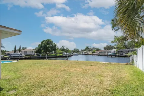 2010 Tanglewood Way NE St Petersburg FL 33702