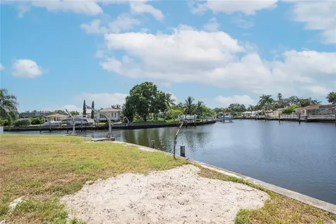 2010 Tanglewood Way NE St Petersburg FL 33702
