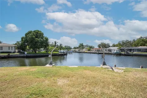 2010 Tanglewood Way NE St Petersburg FL 33702