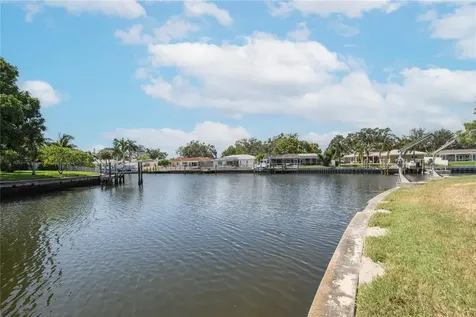 2010 Tanglewood Way NE St Petersburg FL 33702